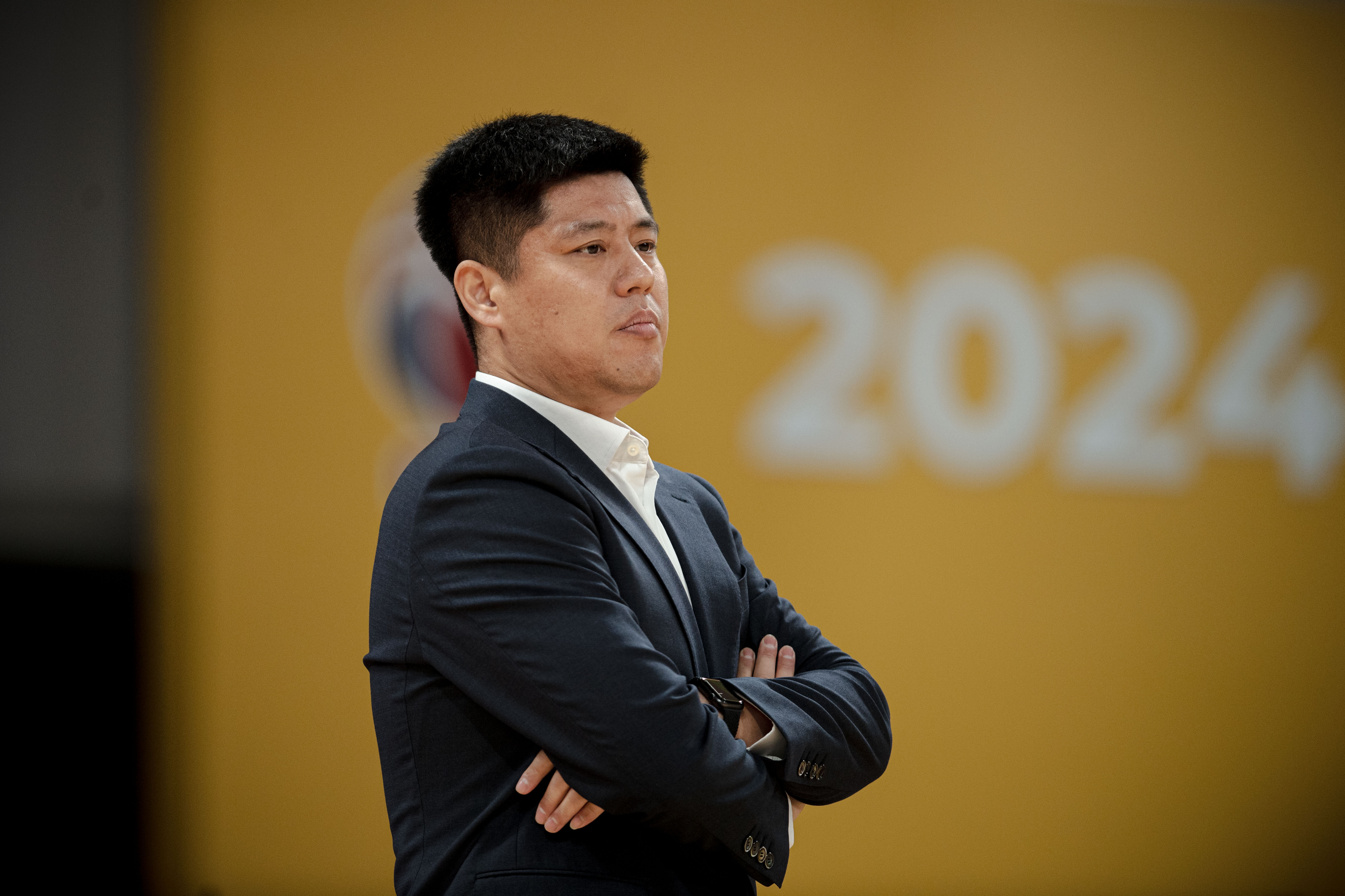 比赛场面激烈，球队团结一心走向胜利